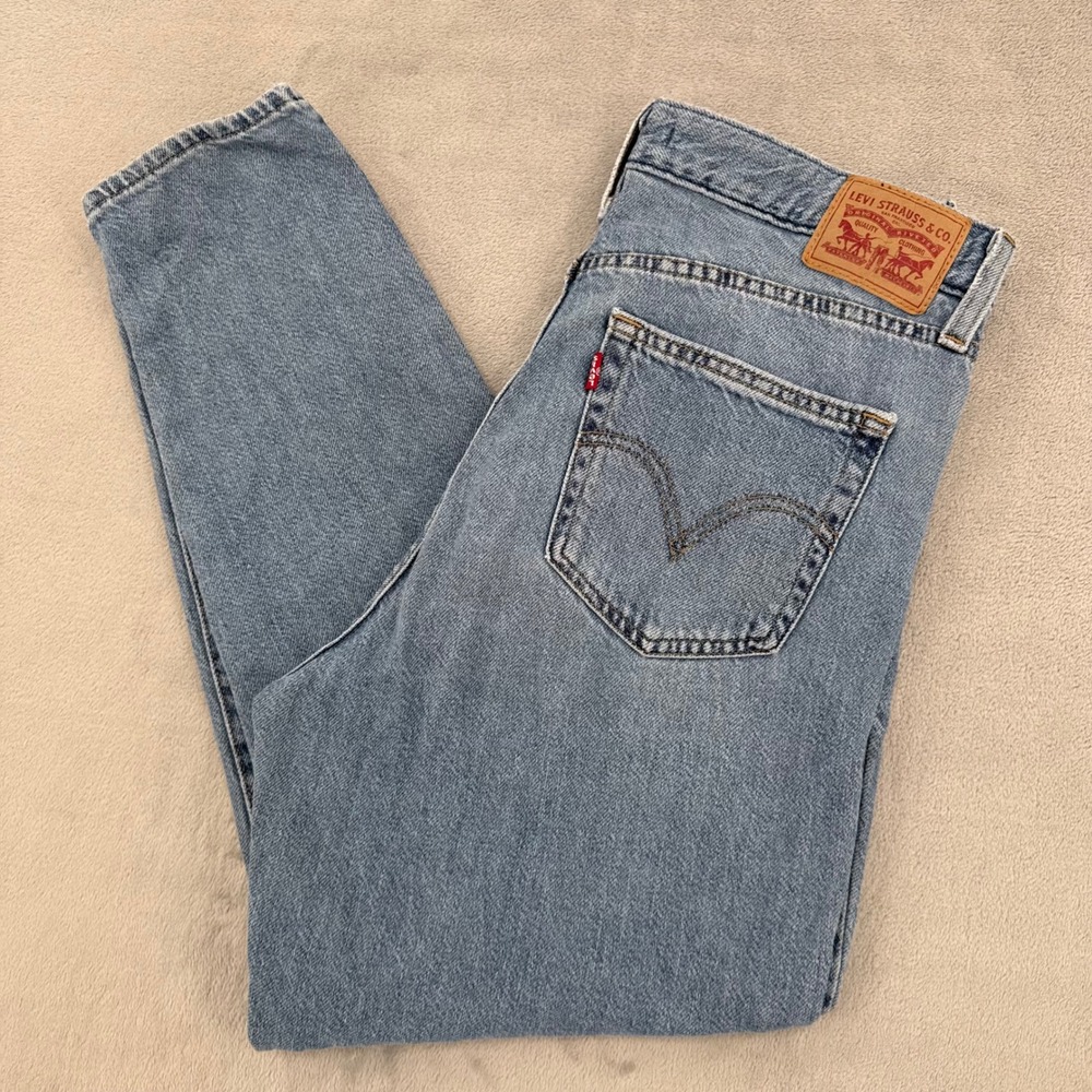 Levis High Waisted Mom Jeans Light Wash Blue Tapered Leg Denim Womens Size 30